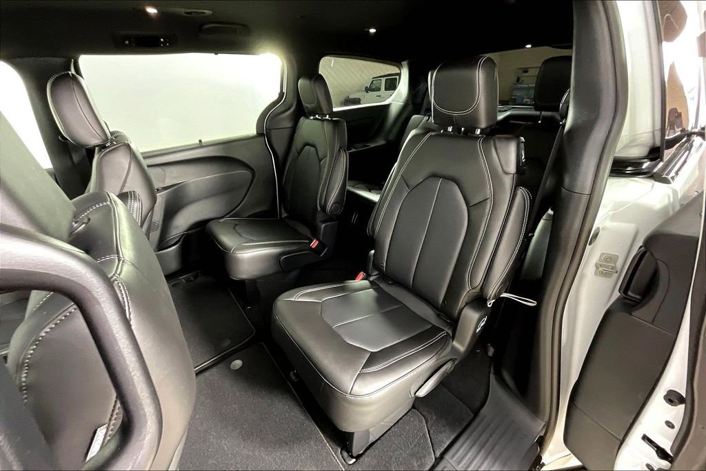 New 2026 Chrysler Pacifica Select FWD image 10