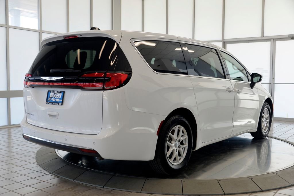Used 2023 Chrysler Pacifica Touring-L FWD image 8