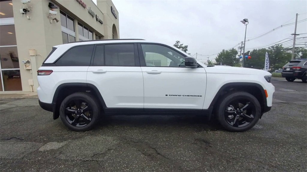 Certified 2025 Jeep Grand Cherokee Limited w/ Black Appearance Package image 9