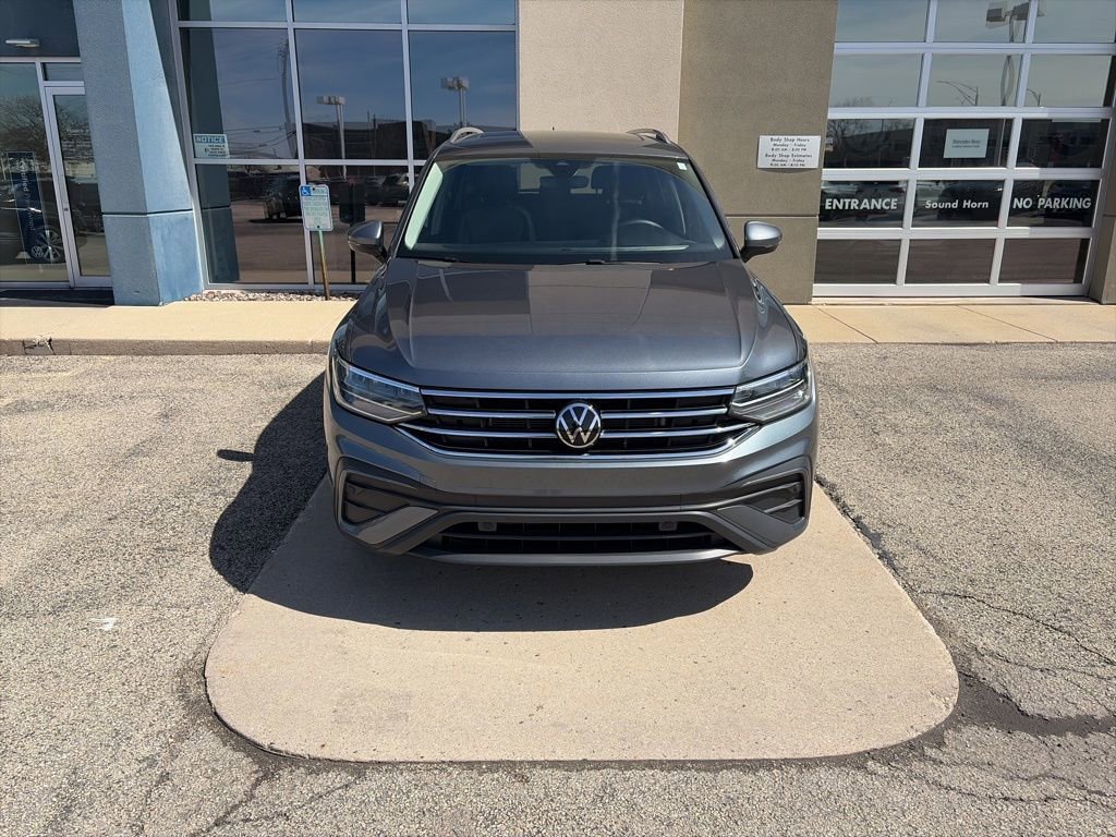 Certified 2023 Volkswagen Tiguan SE w/ Panoramic Sunroof Package image 3