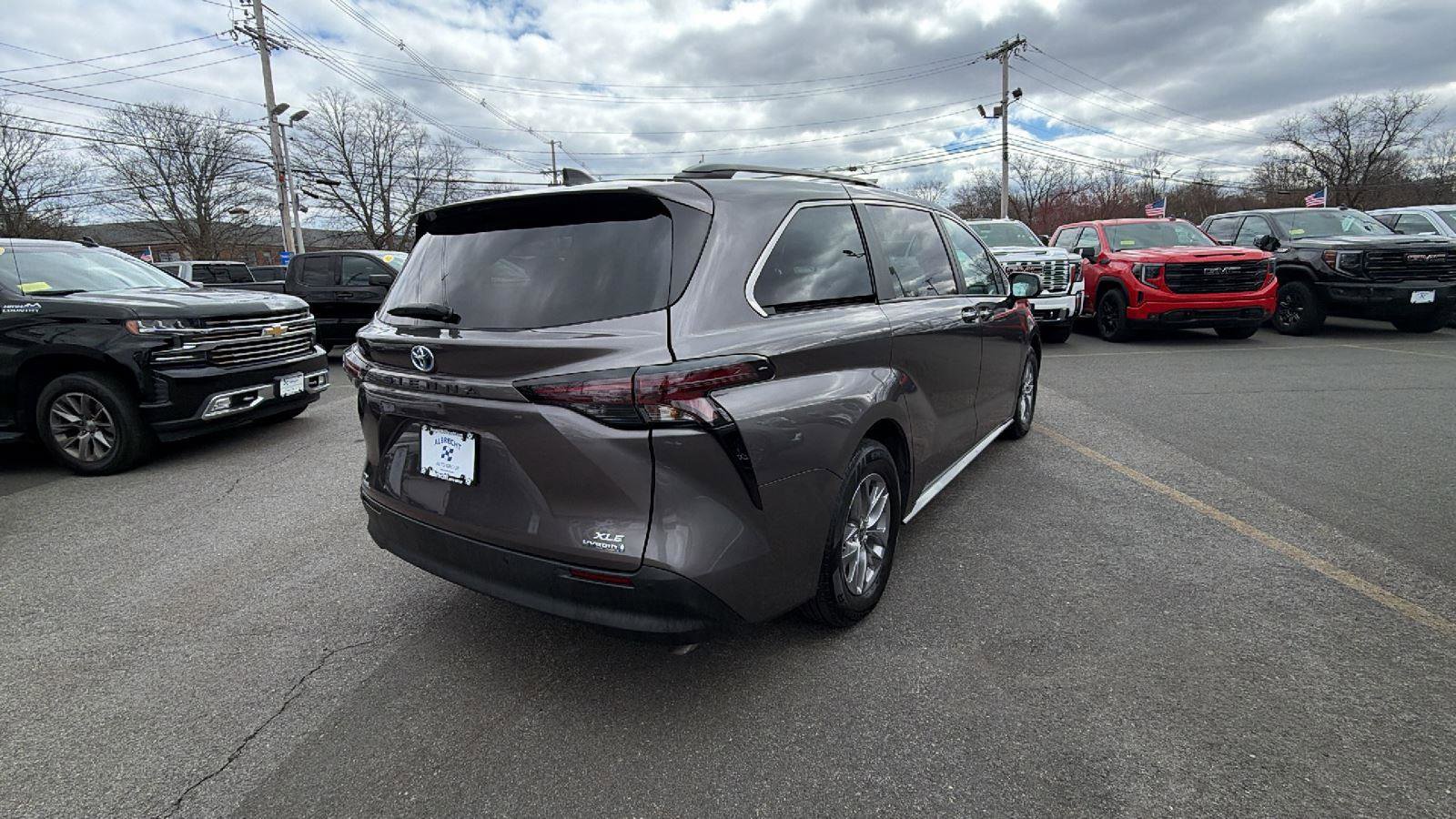 Used 2024 Toyota Sienna XLE w/ XLE Plus Package image 7