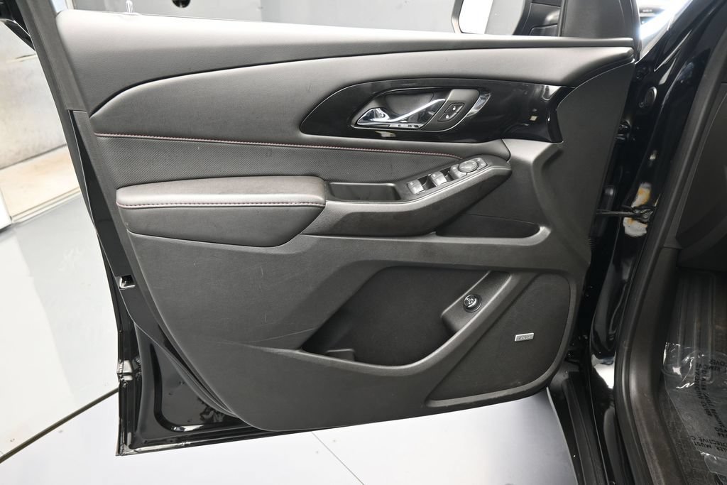 Used 2023 Chevrolet Traverse RS FWD image 13