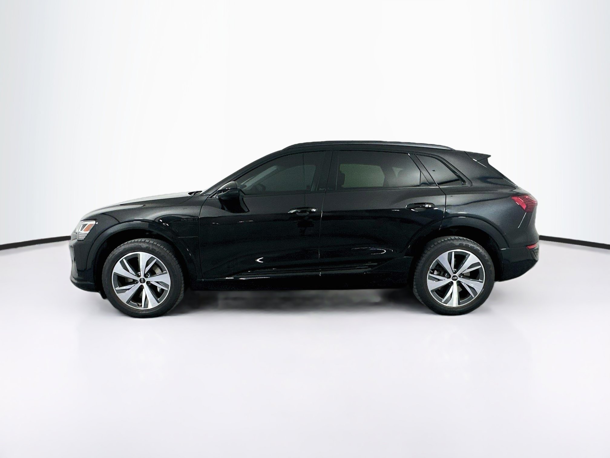 Used 2024 Audi Q8 e-tron Premium AWD/4WD image 4