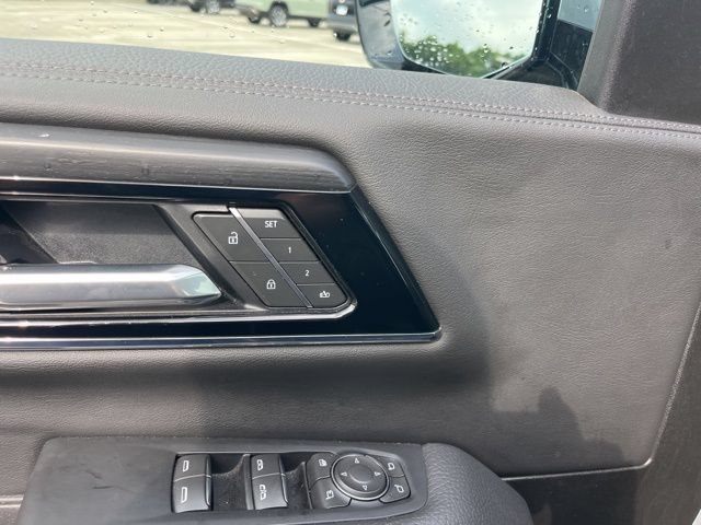 Used 2025 GMC Yukon Denali AWD/4WD image 17