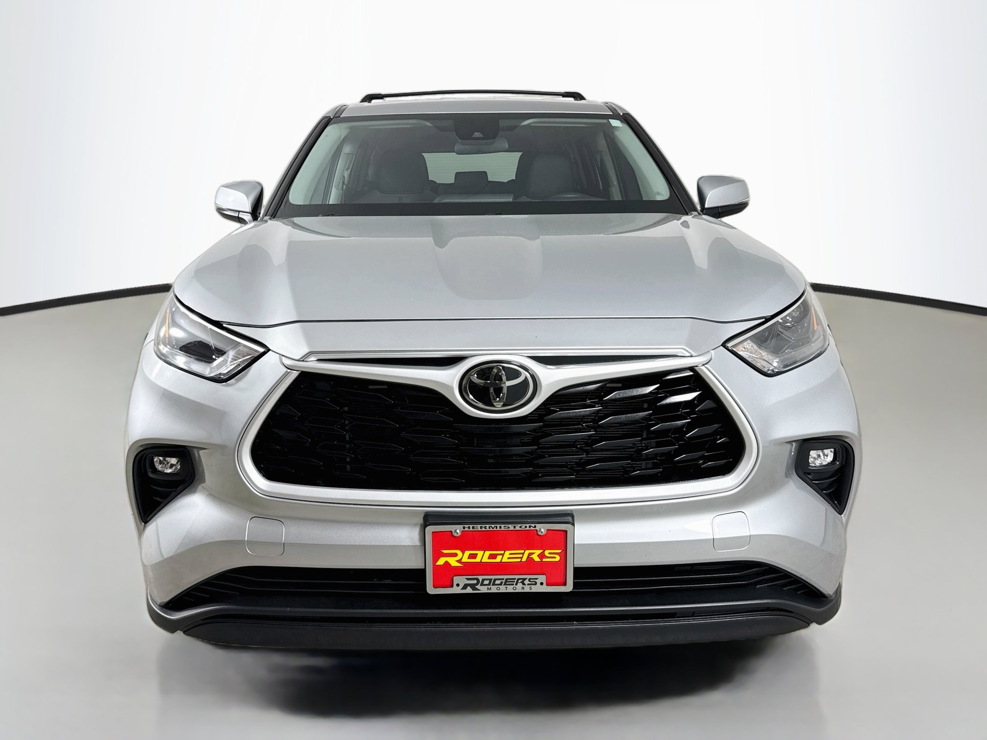 Used 2023 Toyota Highlander LE AWD/4WD image 2