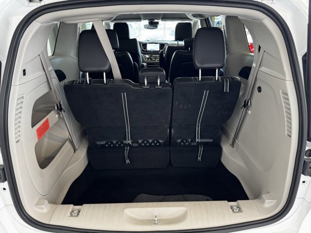 Used 2024 Chrysler Pacifica Touring-L image 39
