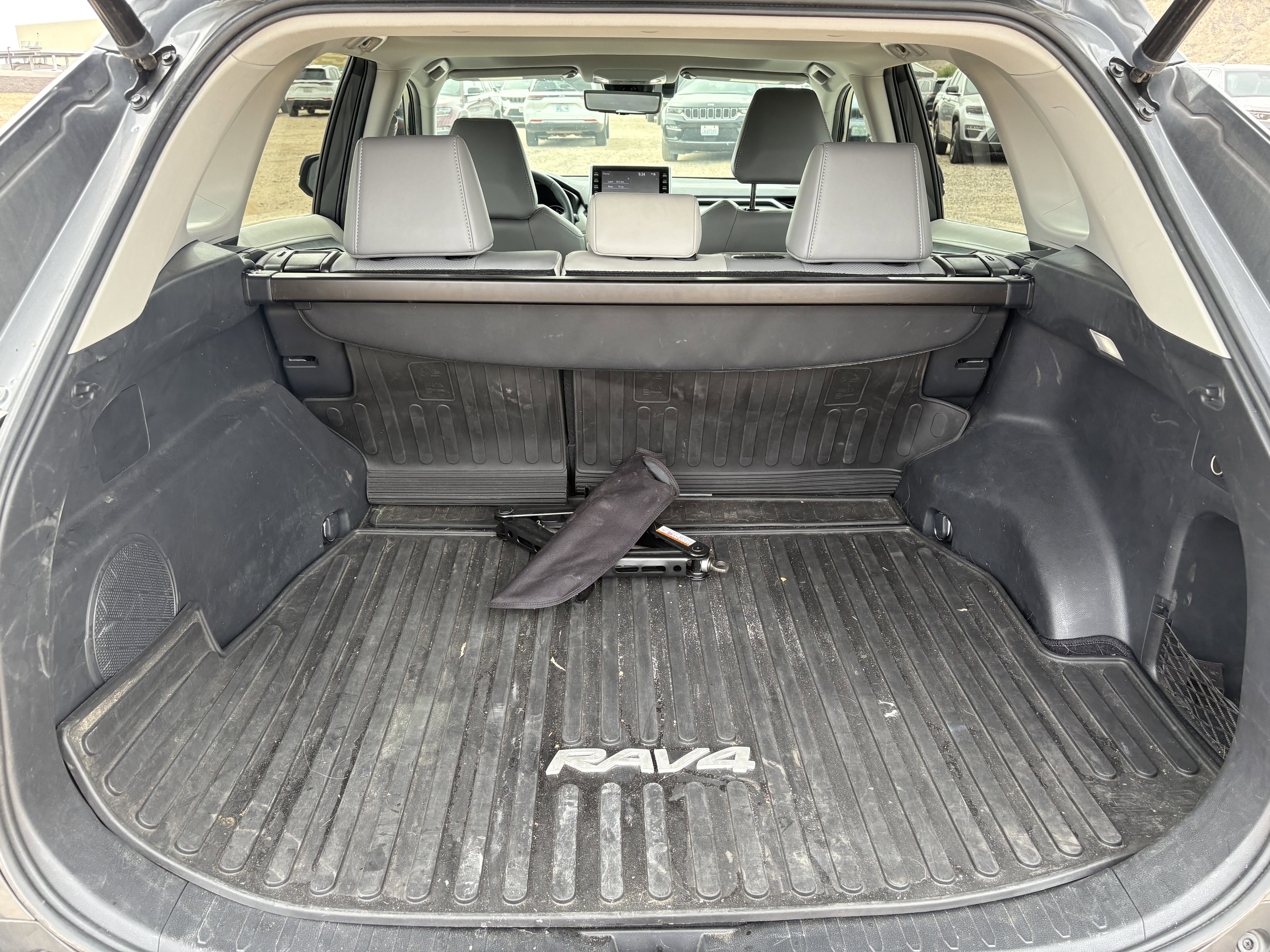 Used 2022 Toyota RAV4 Limited AWD/4WD image 25
