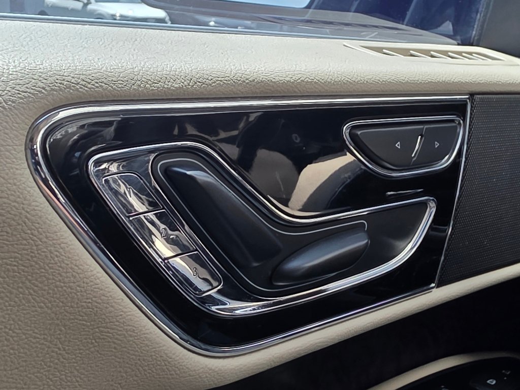 Used 2018 Lincoln Navigator L Select AWD/4WD image 31