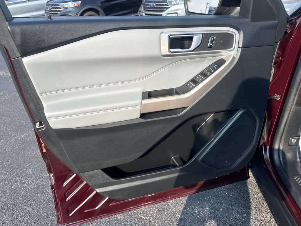 Used 2023 Ford Explorer XLT w/ Equipment Group 202A AWD/4WD image 32