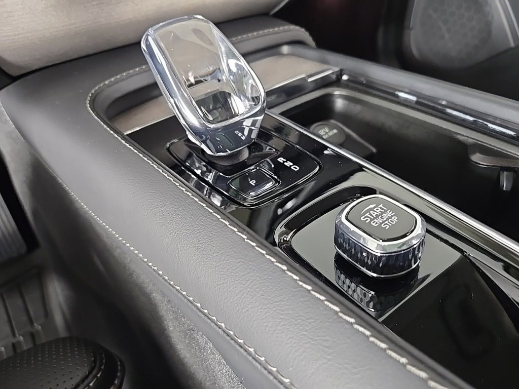 Certified 2024 Volvo XC90 T8 Ultimate w/ Lounge Package image 26