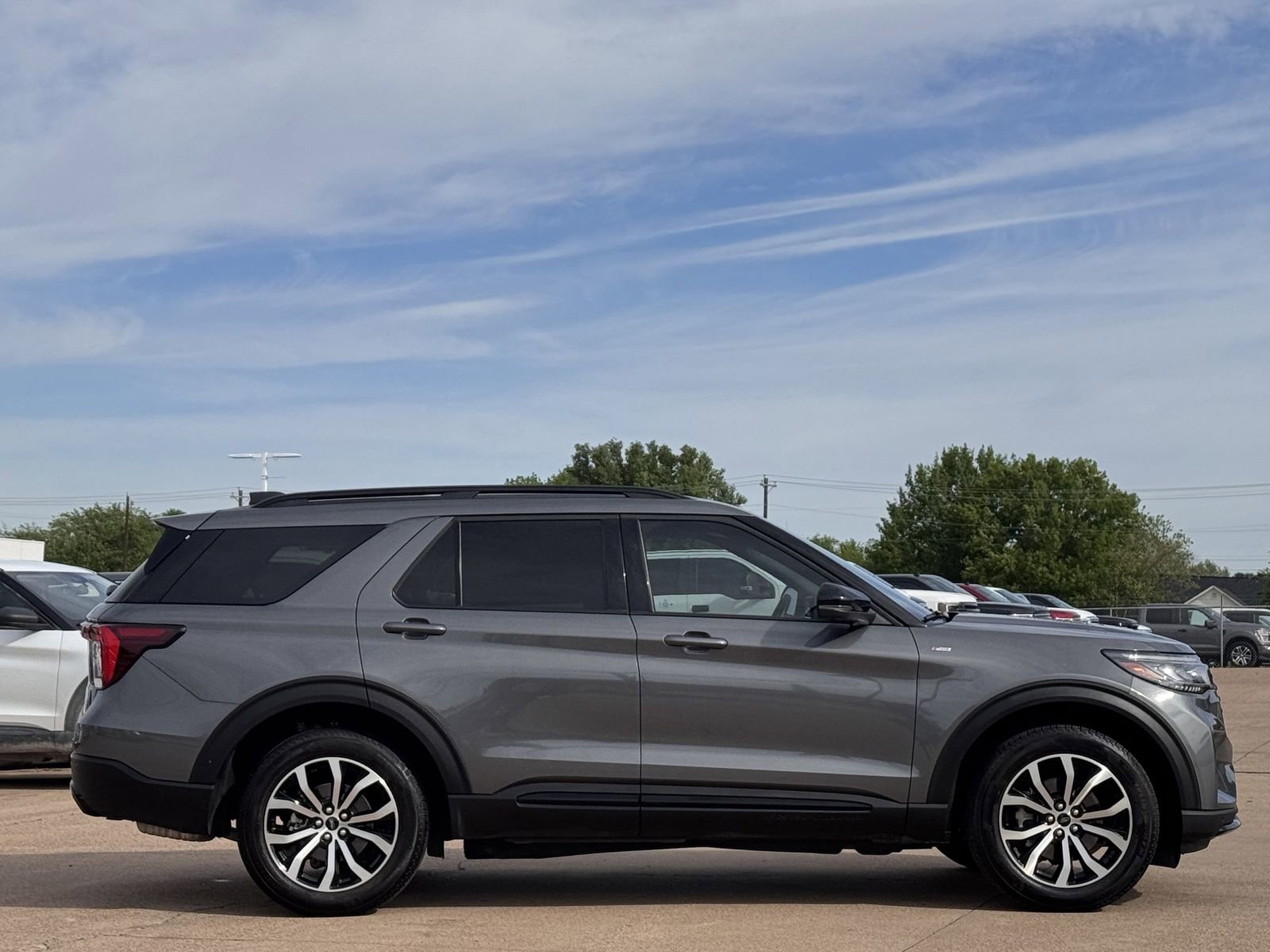 Used 2025 Ford Explorer ST-Line image 3