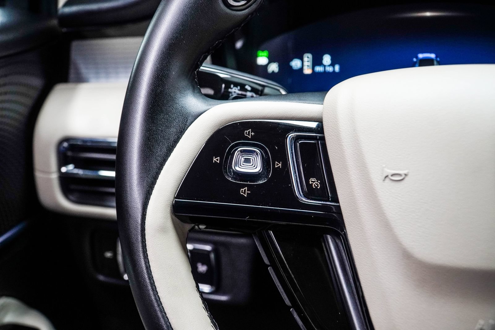 Used 2025 Lincoln Corsair AWD image 30