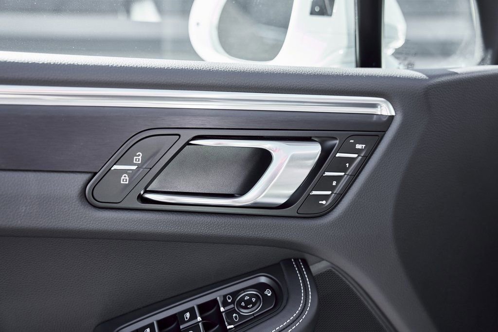 Used 2025 Porsche Macan GTS image 36