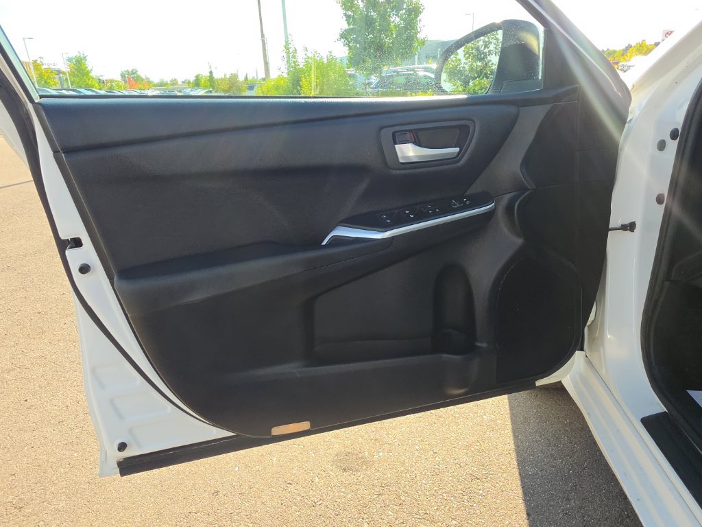 Used 2016 Toyota Camry SE FWD image 23