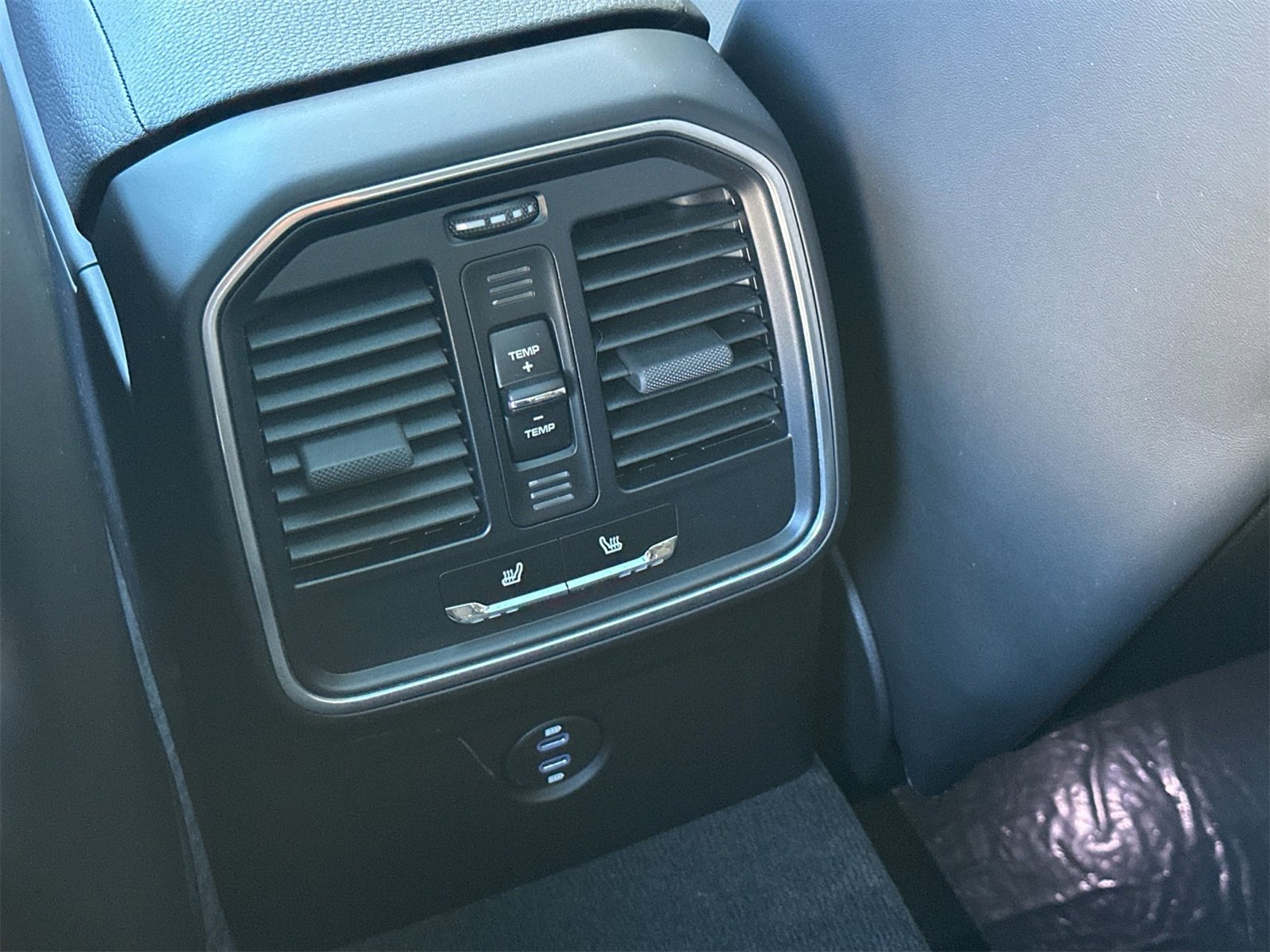 Used 2025 Porsche Macan image 15