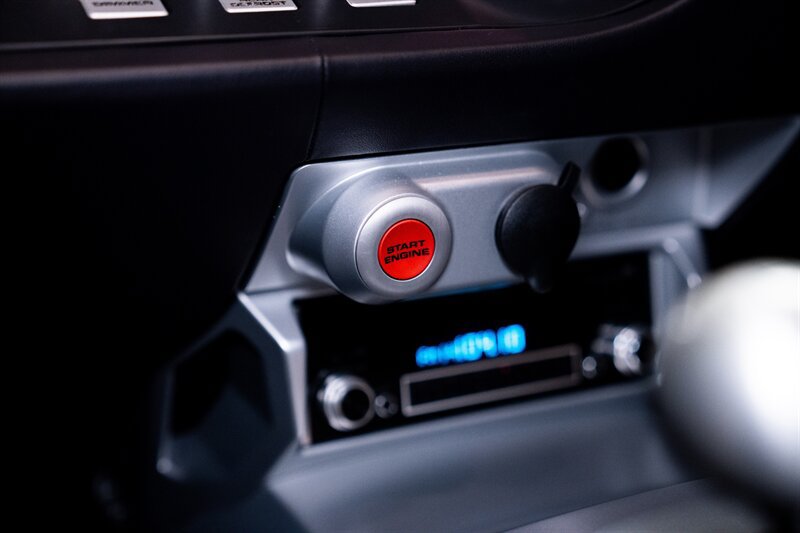 Used 2005 Ford GT RWD image 11