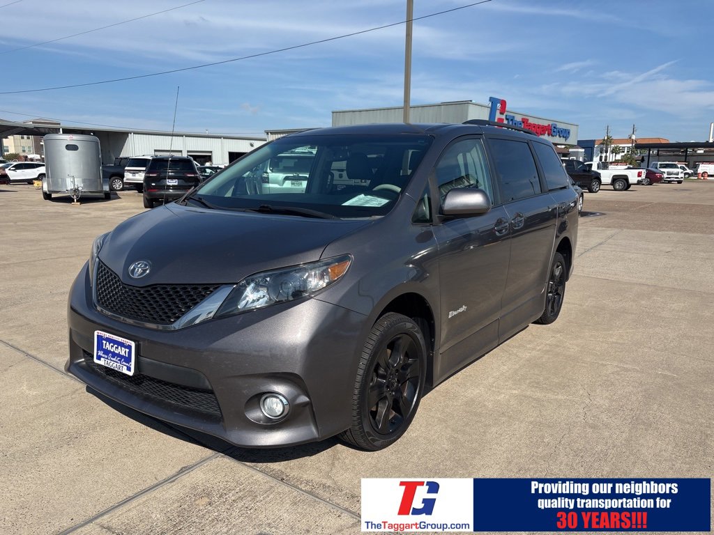 Used 2012 Toyota Sienna SE image 2
