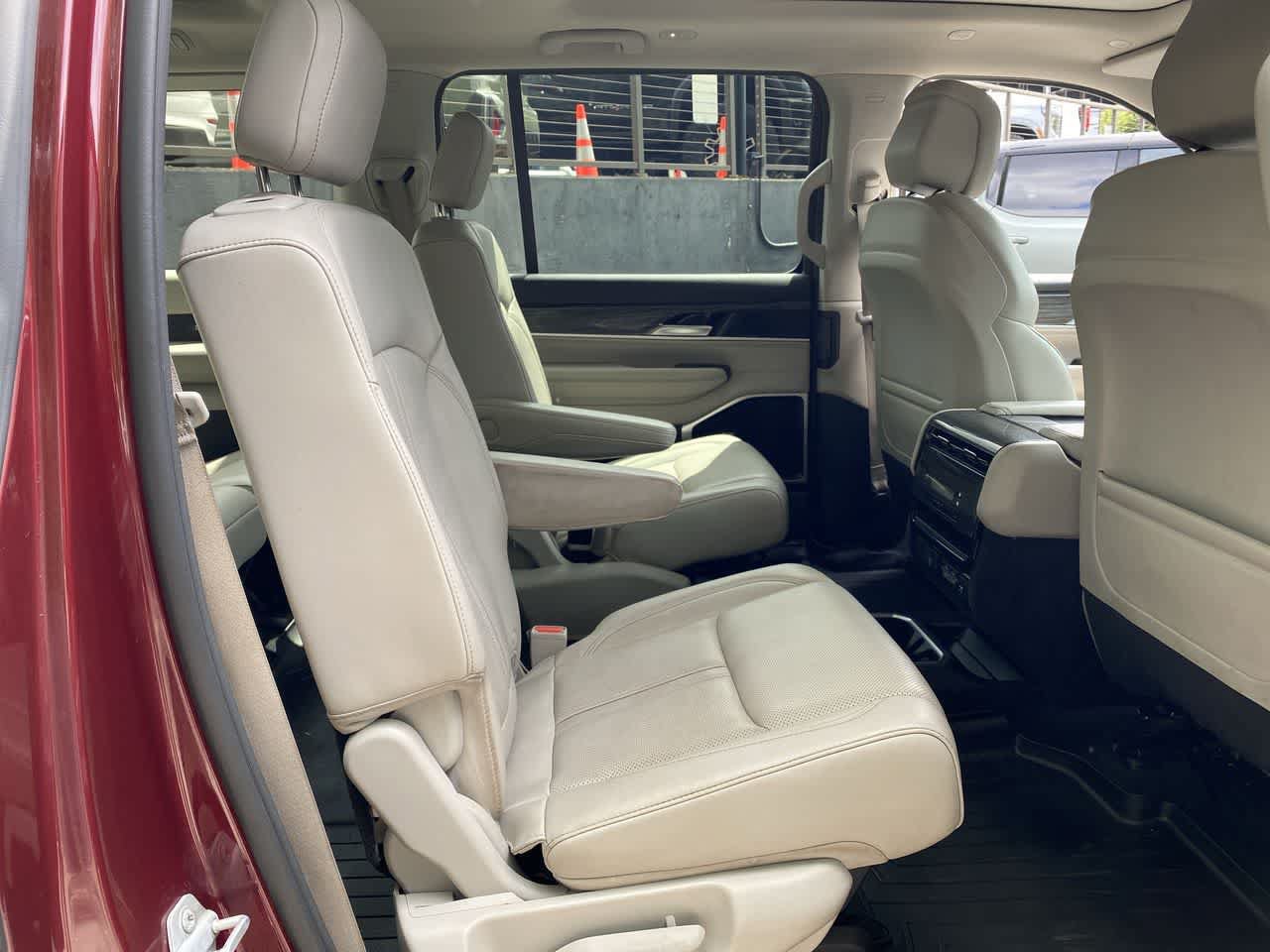 Used 2022 Jeep Wagoneer Series III w/ Premium Group I AWD/4WD image 17