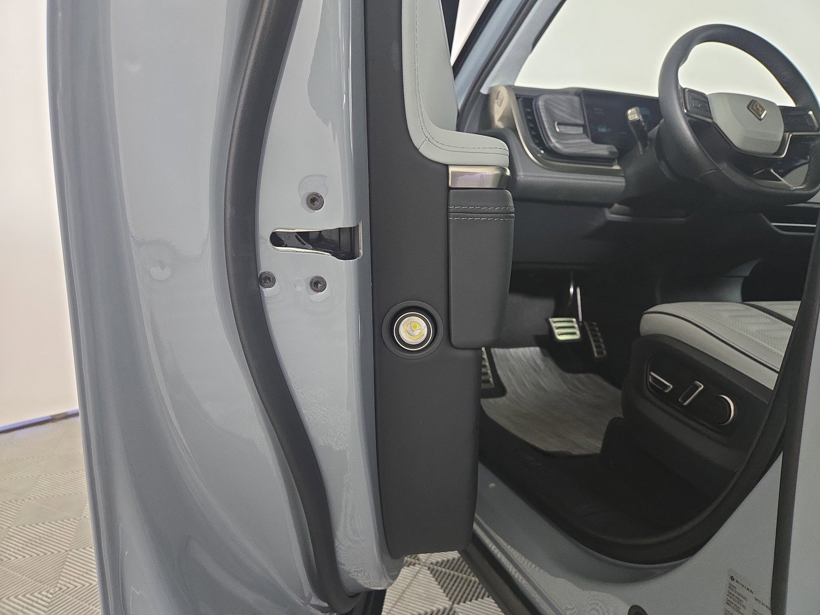 Used 2024 Rivian R1S Adventure image 32