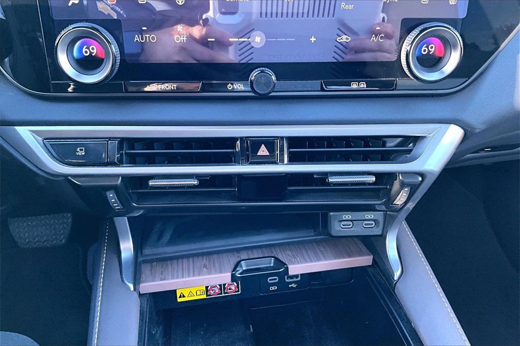 Used 2024 Lexus RX 450h AWD w/ Luxury Package image 11