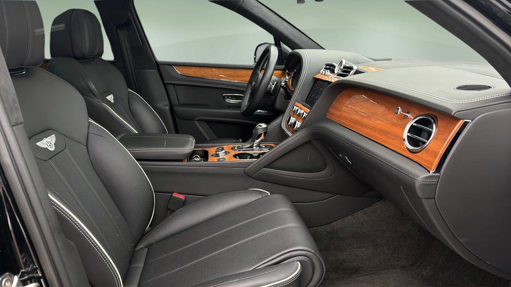 Used 2021 Bentley Bentayga image 2