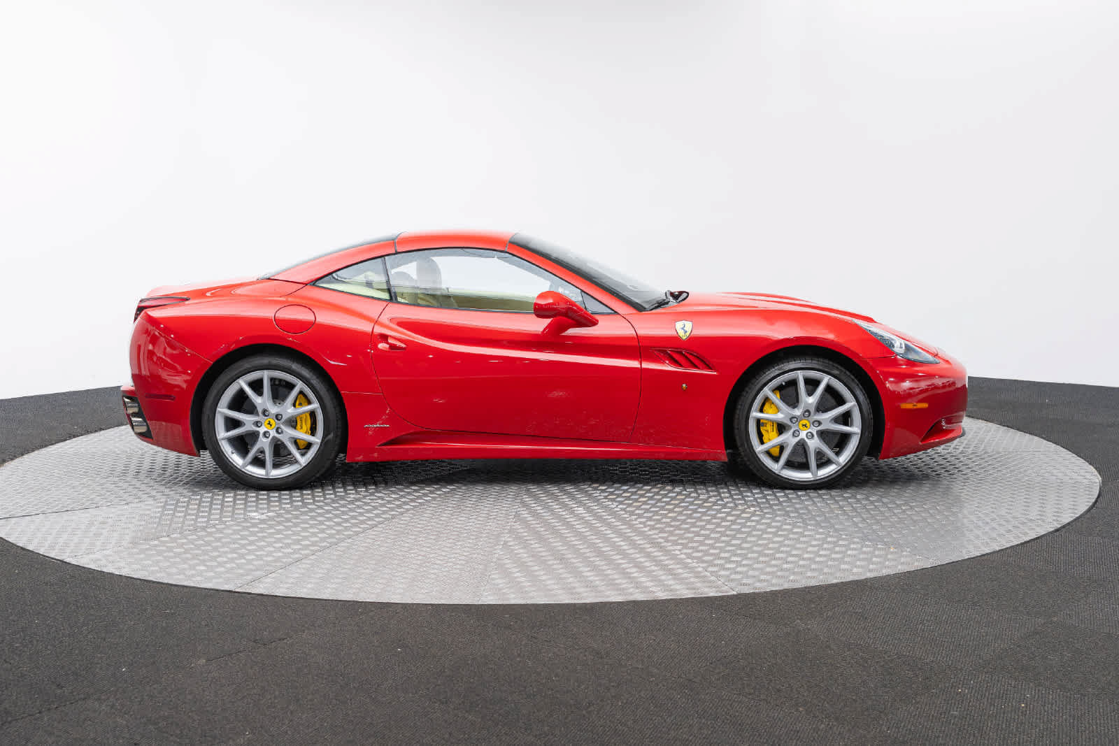 Used 2010 Ferrari California RWD image 63