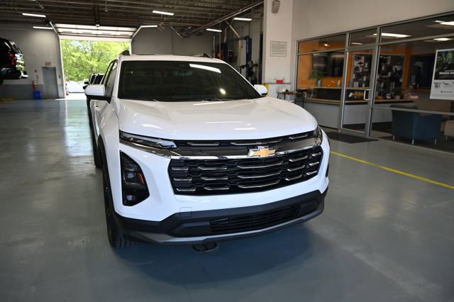 New 2026 Chevrolet Equinox LT w/ Convenience Package II FWD image 3
