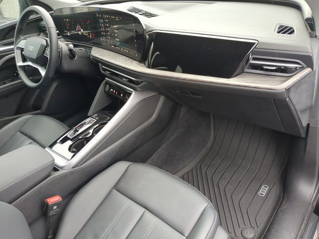 Used 2025 Audi Q5 Premium w/ Convenience Package image 23