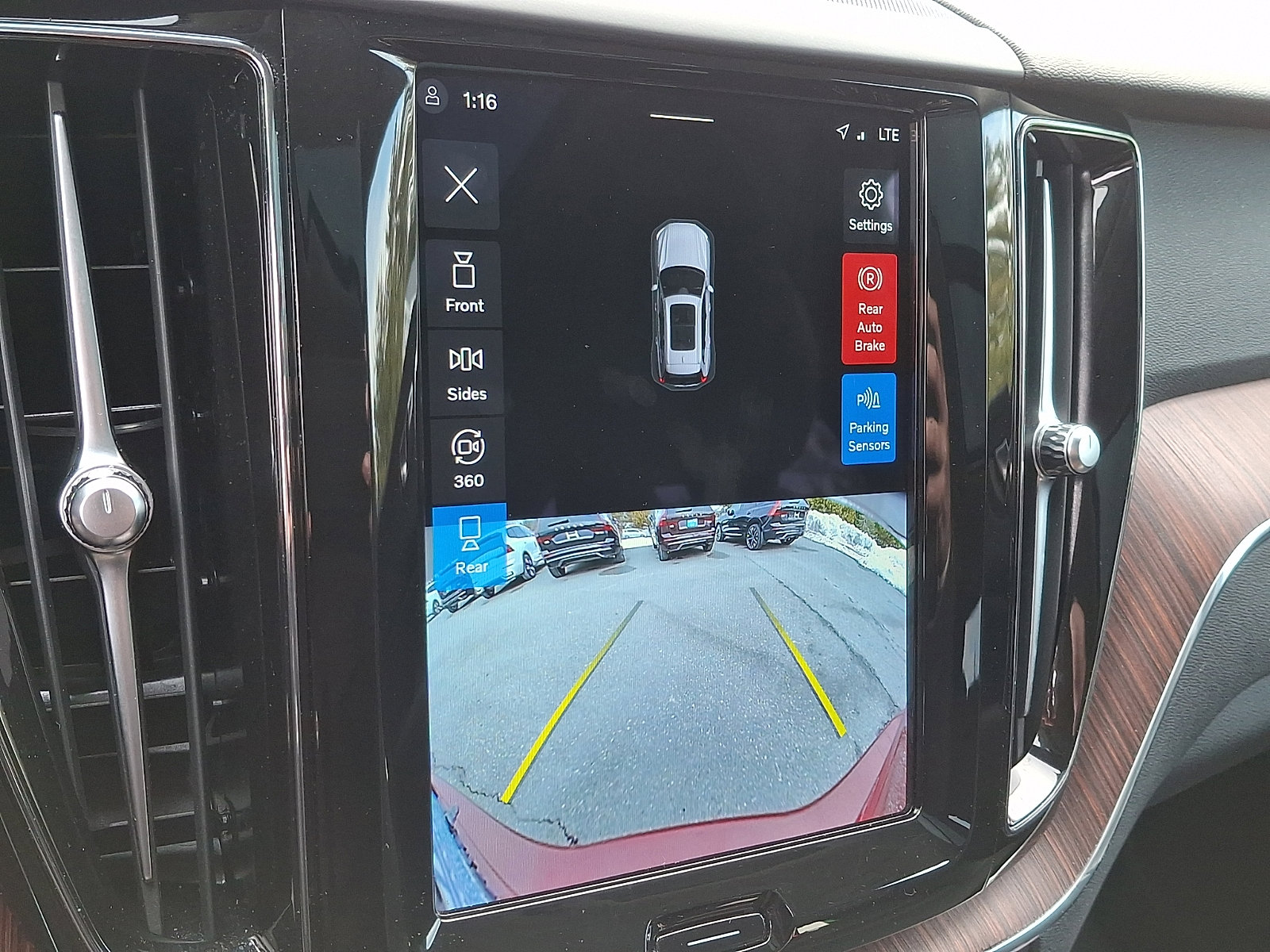 Certified 2023 Volvo XC60 B5 Plus w/ Climate Package image 18