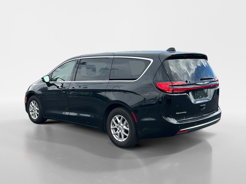 Used 2023 Chrysler Pacifica Touring-L FWD image 3