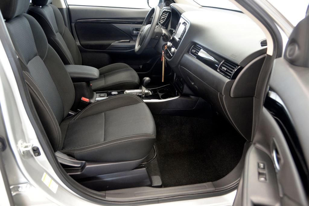 Used 2020 Mitsubishi Outlander SE image 29