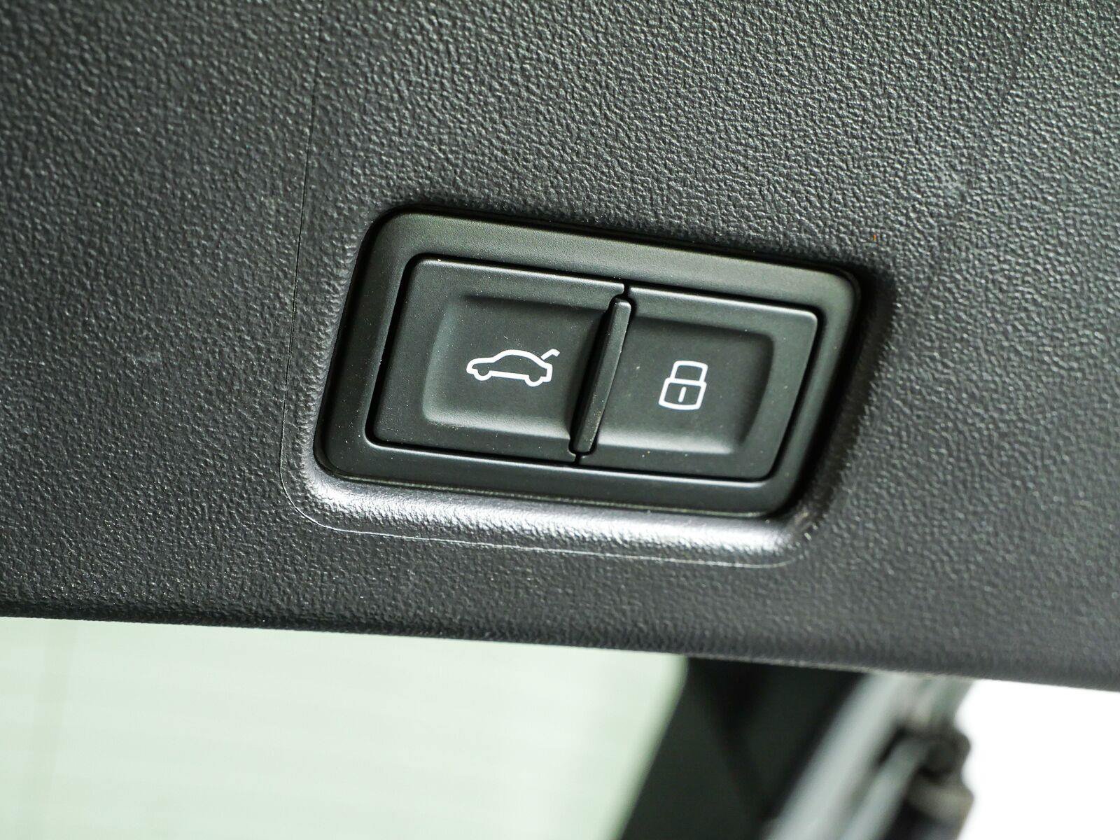 Used 2023 Audi Q4 e-tron Premium w/ Convenience Package AWD/4WD image 33