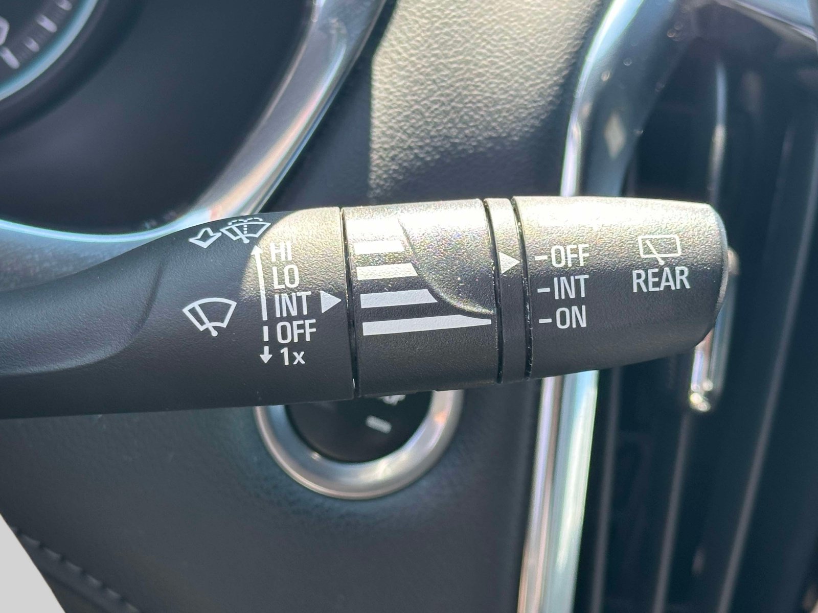 Used 2023 Chevrolet Traverse LT FWD image 25