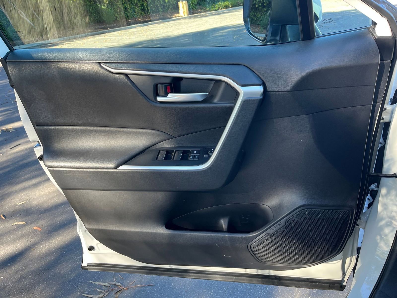 Used 2025 Toyota RAV4 XLE image 20