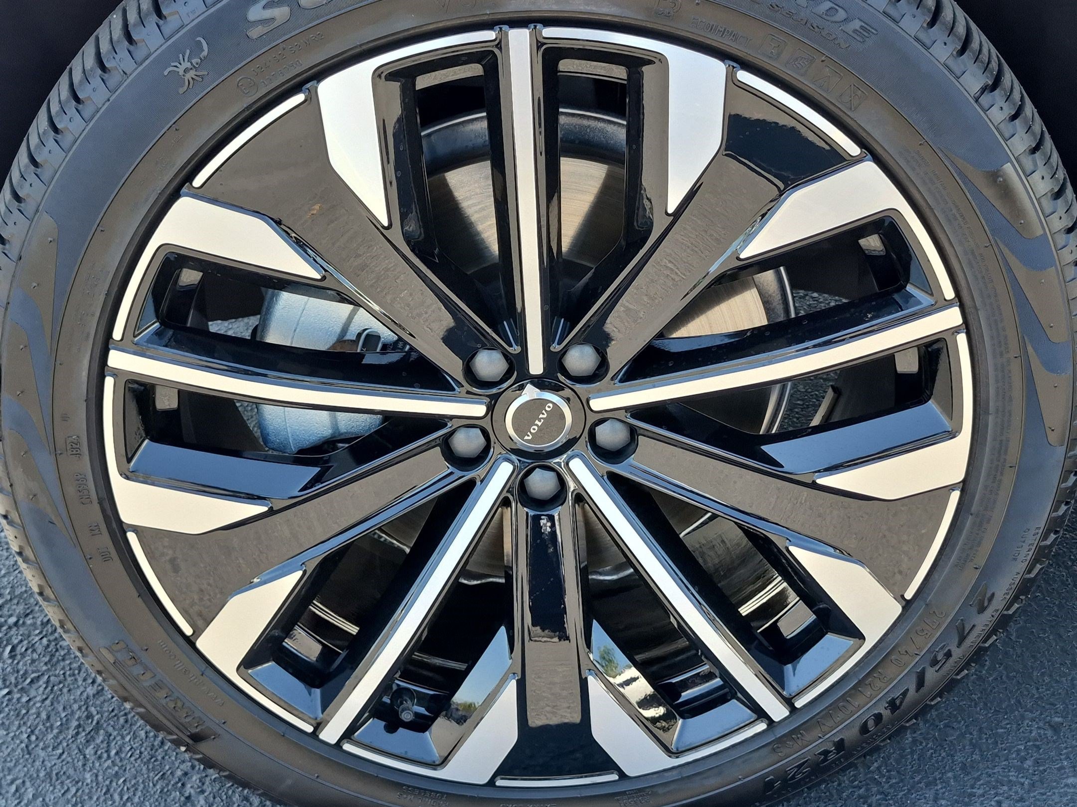 Used 2025 Volvo XC90 B5 Ultra AWD/4WD image 13
