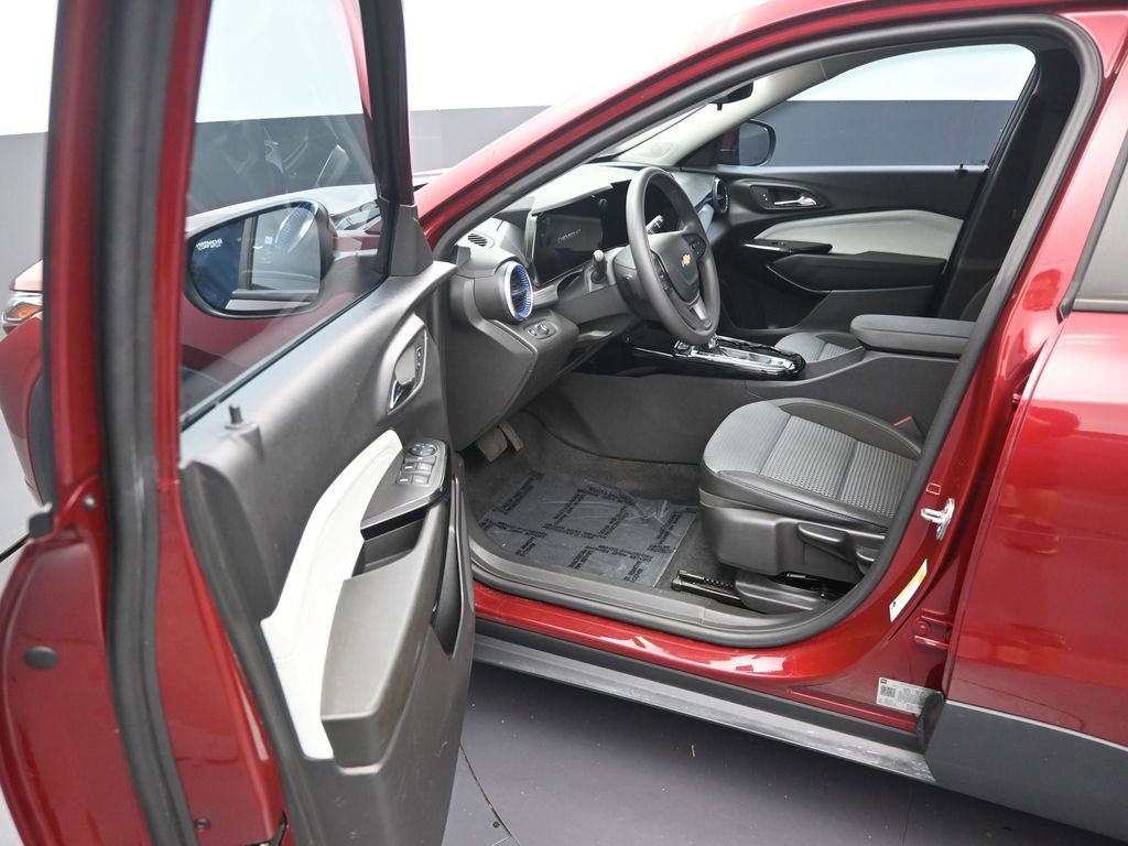 Used 2024 Chevrolet Trax LT FWD image 11