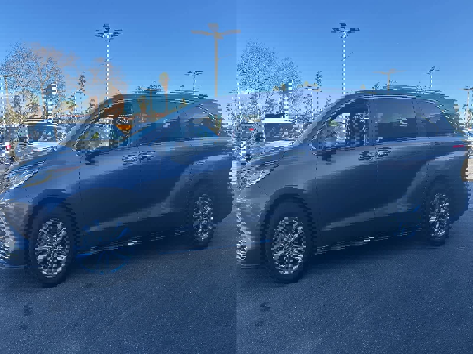 Used 2022 Toyota Sienna Limited image 3