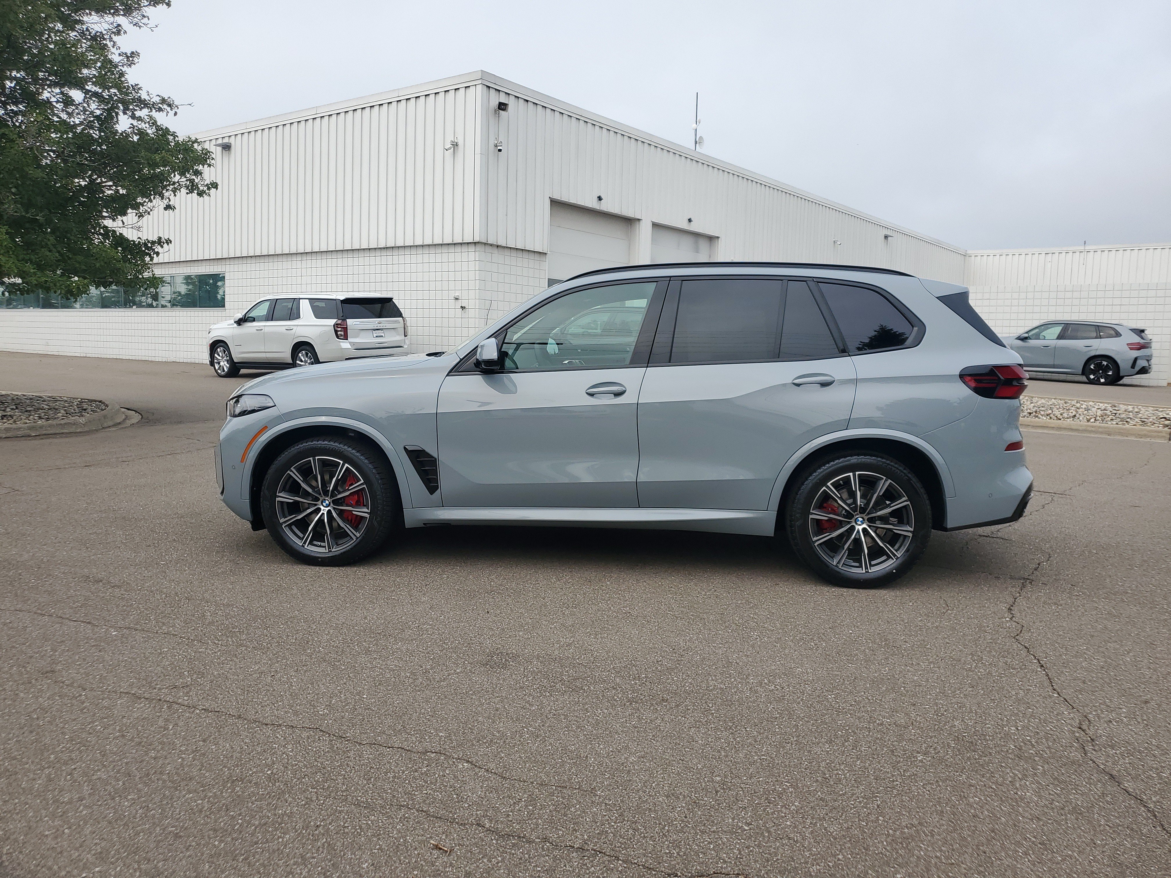 New 2026 BMW X5 xDrive40i w/ M Sport Package AWD/4WD image 2