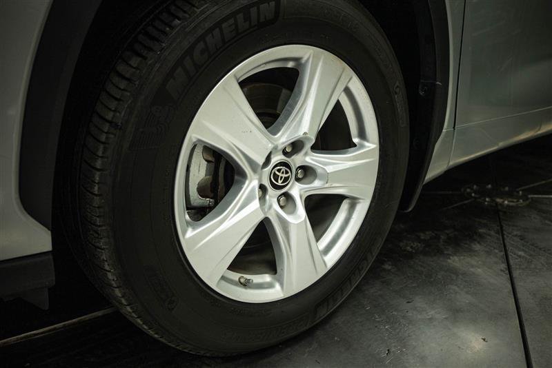 Used 2022 Toyota Highlander LE AWD/4WD image 3
