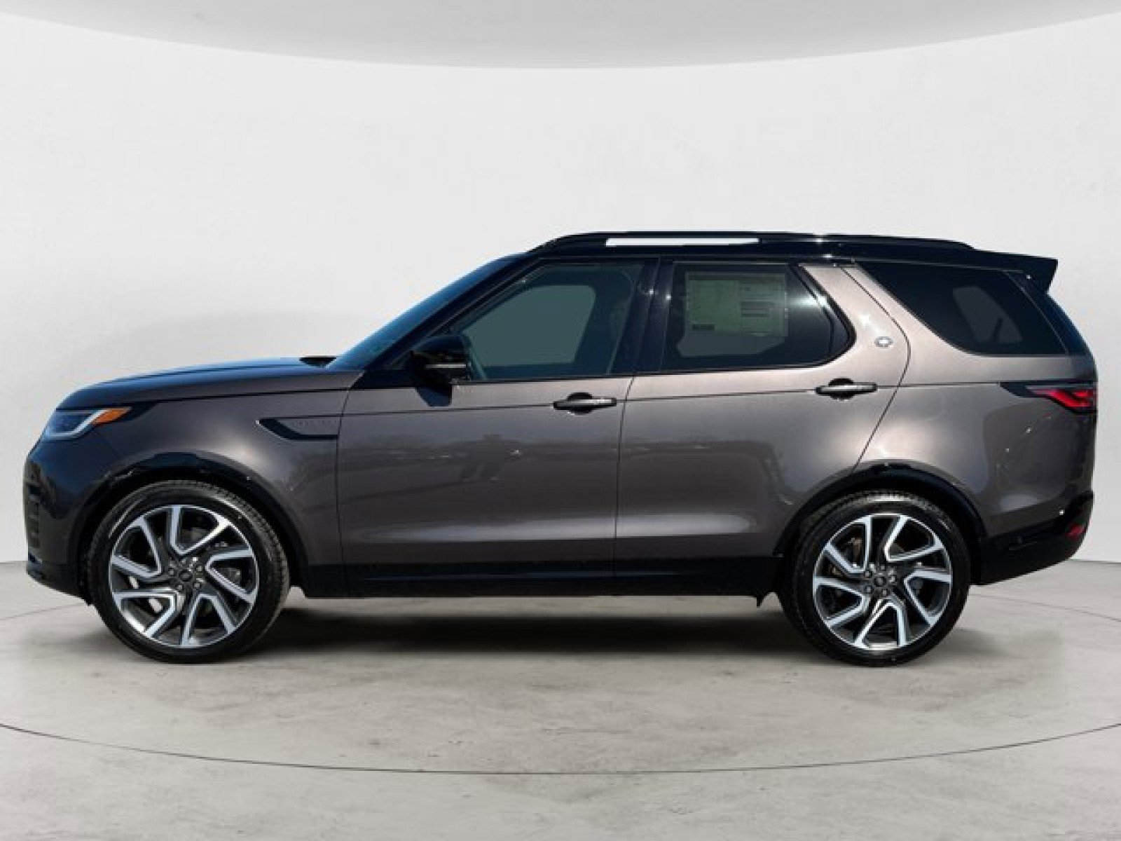 New 2025 Land Rover Discovery Dynamic SE image 7
