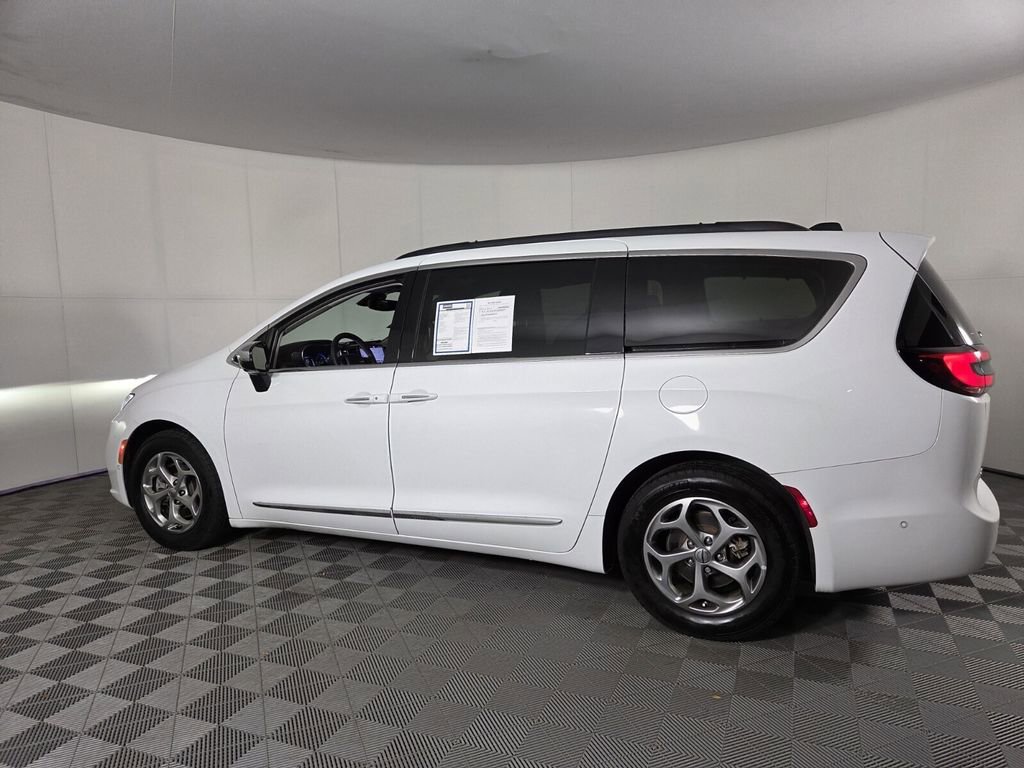 Used 2023 Chrysler Pacifica Limited w/ Uconnect Theater Family Group image 8