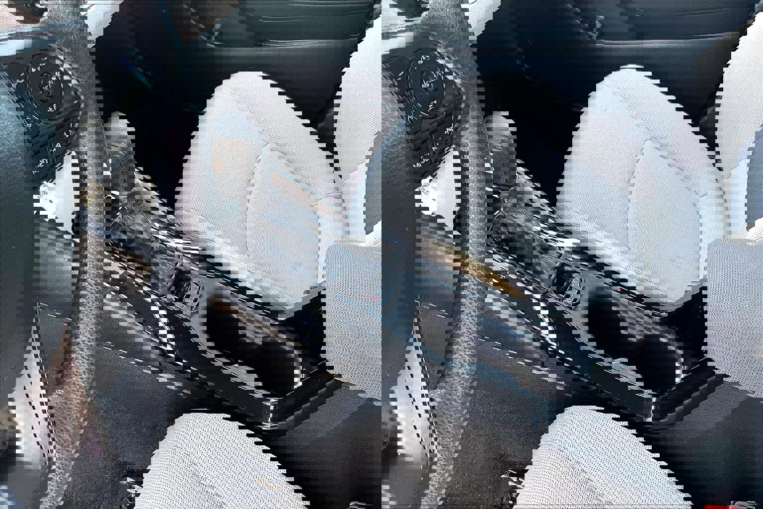 Used 2021 Toyota Corolla LE image 12