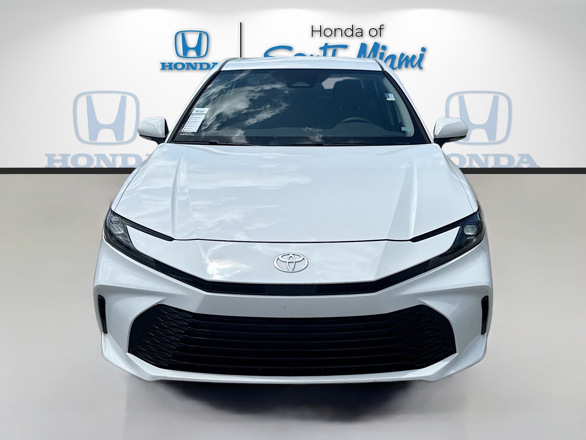 Used 2025 Toyota Camry LE FWD image 2