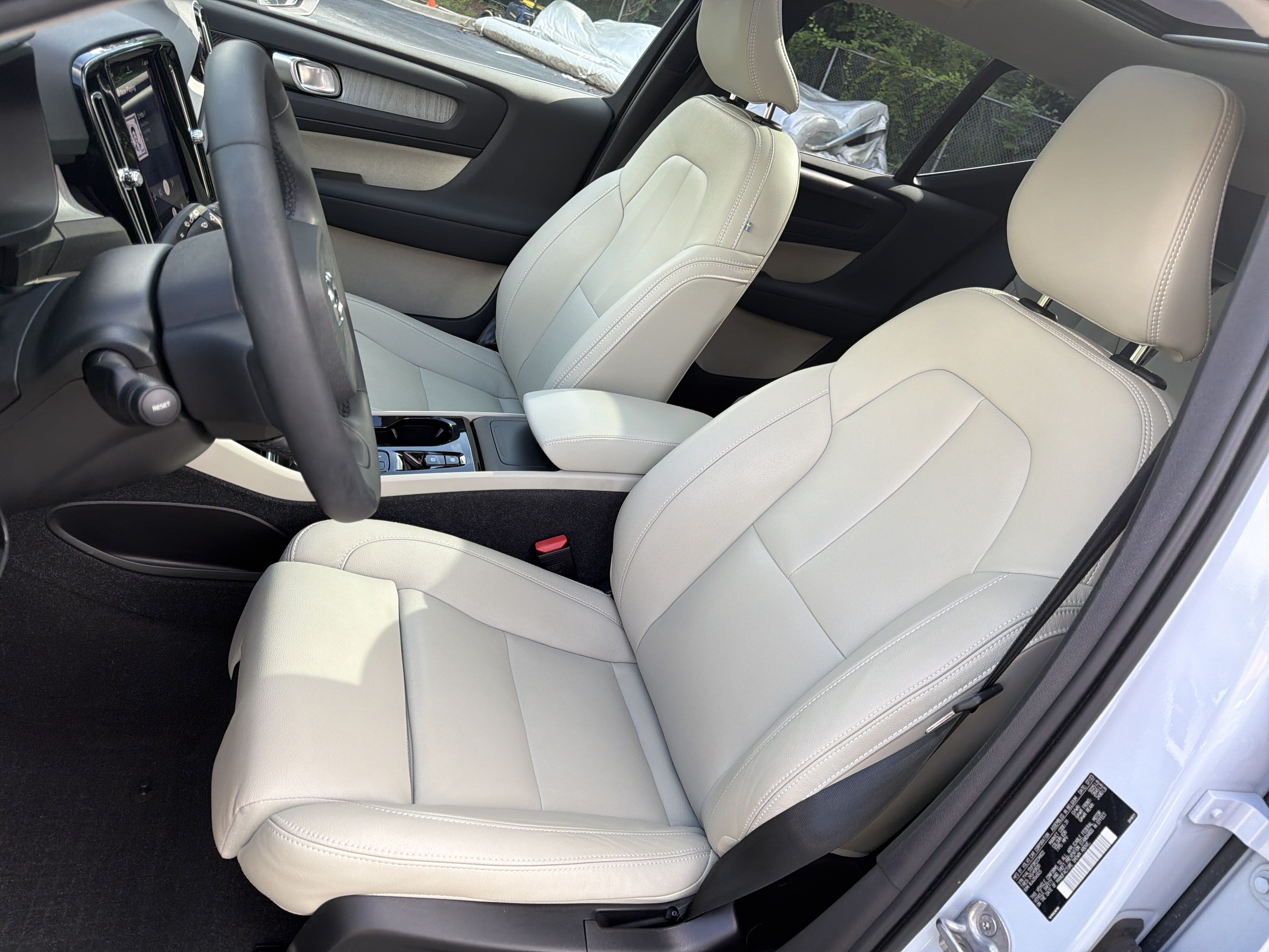 Certified 2024 Volvo XC40 B5 Ultimate w/ Protection Package Premier AWD/4WD image 16