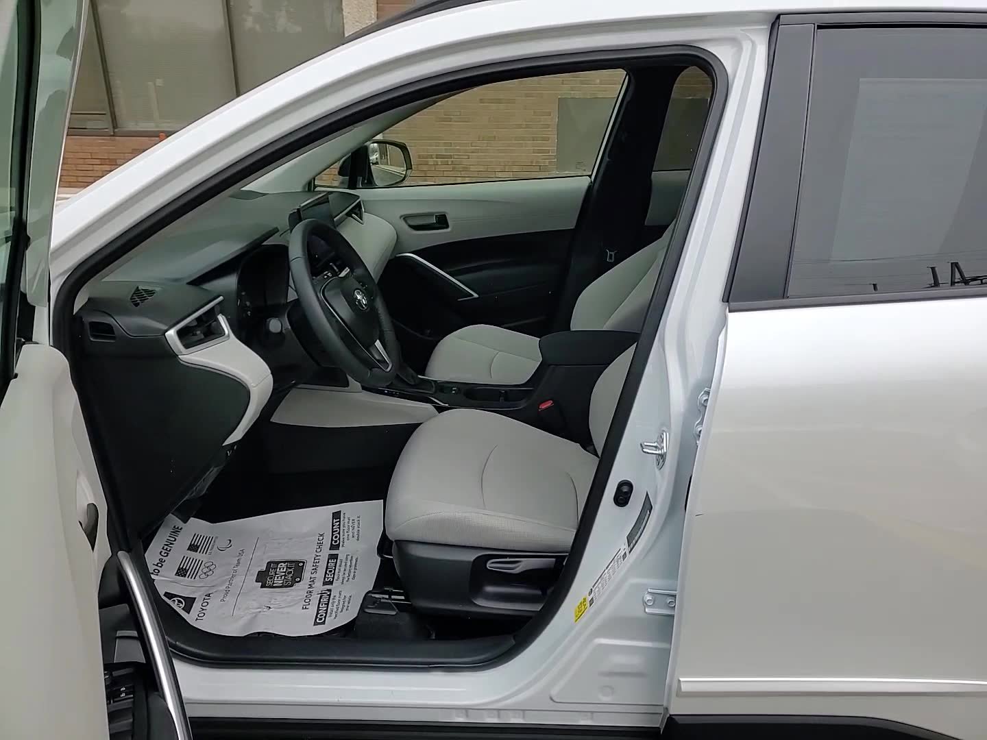 Used 2025 Toyota Corolla Cross LE image 11