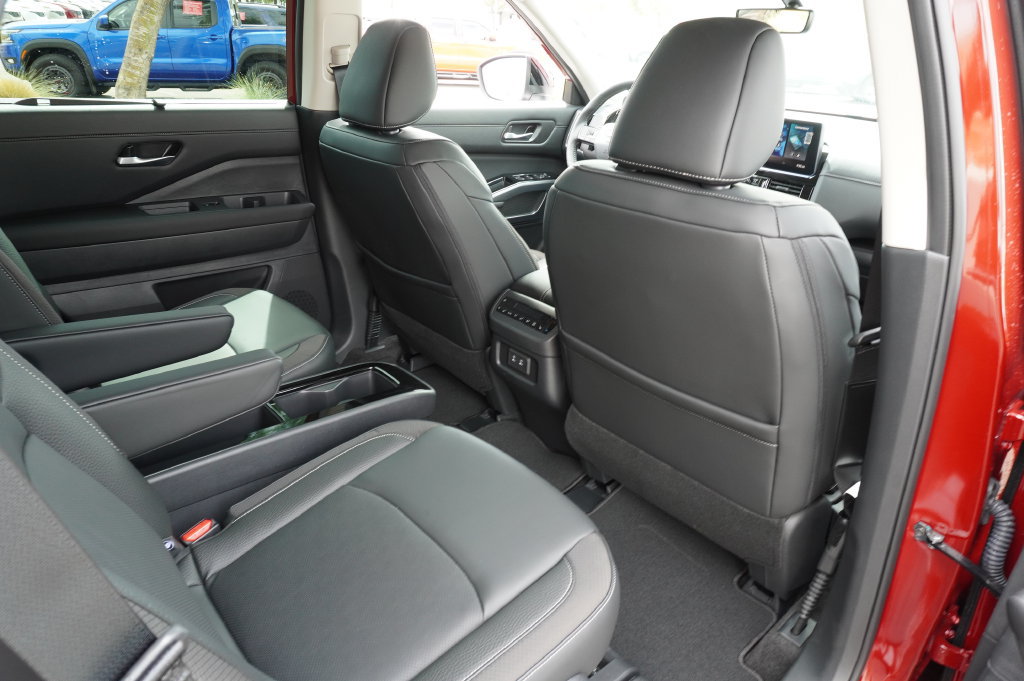 New 2026 Nissan Pathfinder SL w/ SL Premium Package FWD image 11