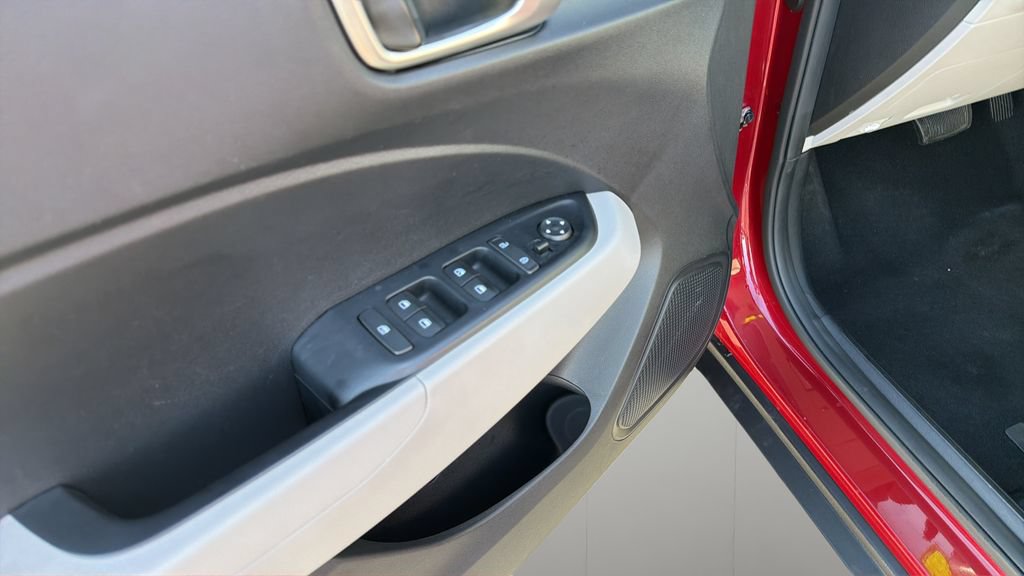 Used 2025 Hyundai Venue SEL FWD image 15