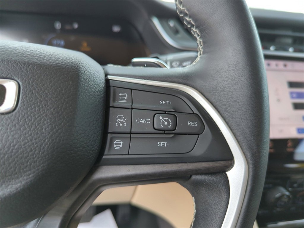 Used 2022 Jeep Grand Cherokee Limited image 38