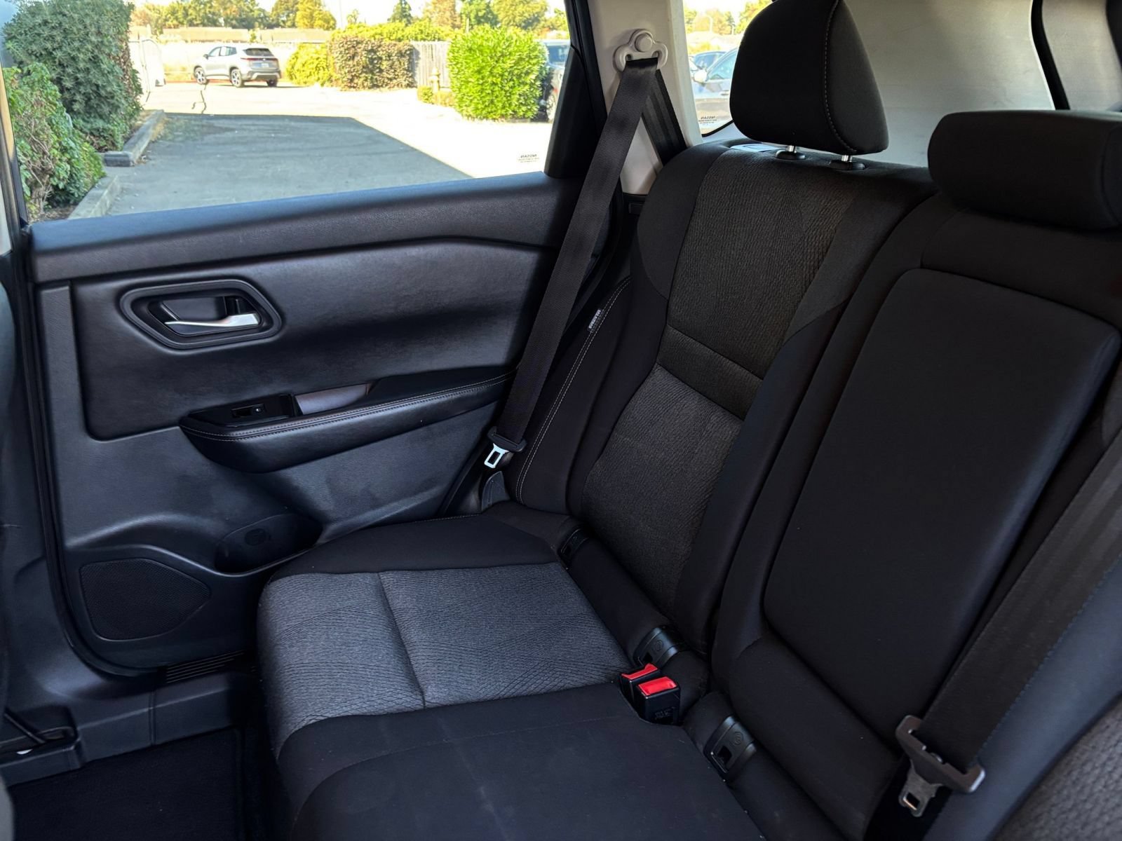Used 2025 Nissan Rogue SV FWD image 40
