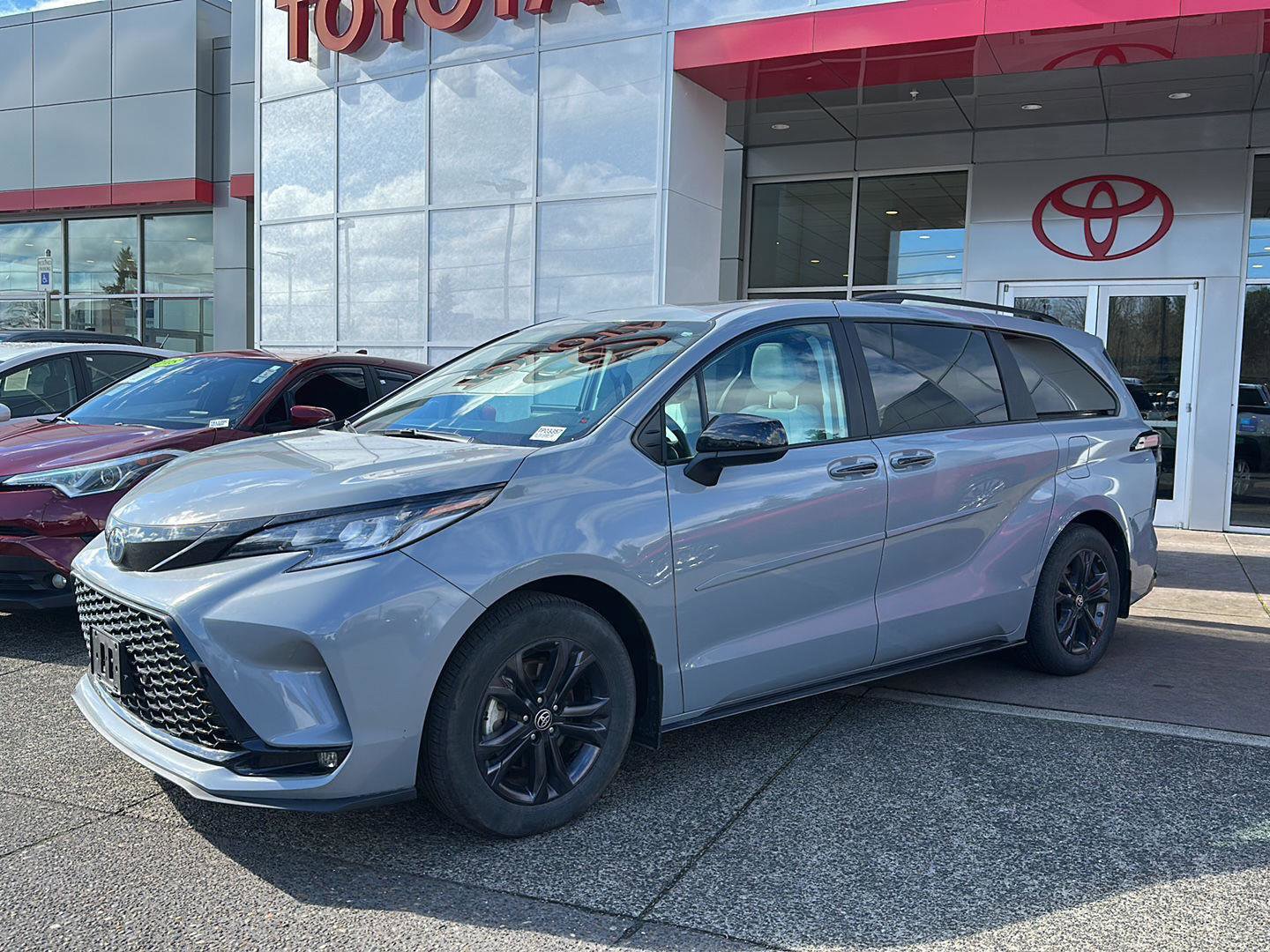 Used 2025 Toyota Sienna XSE w/ XSE Plus Package image 1